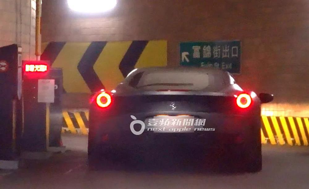Dân tình rửa mắt khi thấy Hoắc Kiến Hoa khoe siêu xe Ferrari giá khủng mới tậu-3
