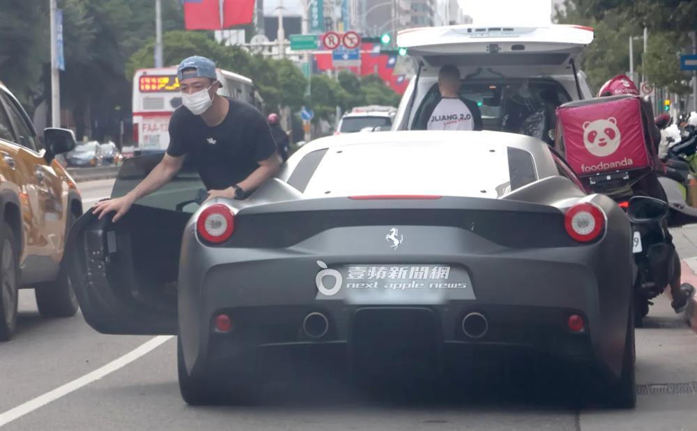 Dân tình rửa mắt khi thấy Hoắc Kiến Hoa khoe siêu xe Ferrari giá khủng mới tậu-4