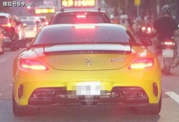 Dân tình rửa mắt khi thấy Hoắc Kiến Hoa khoe siêu xe Ferrari giá khủng mới tậu-7