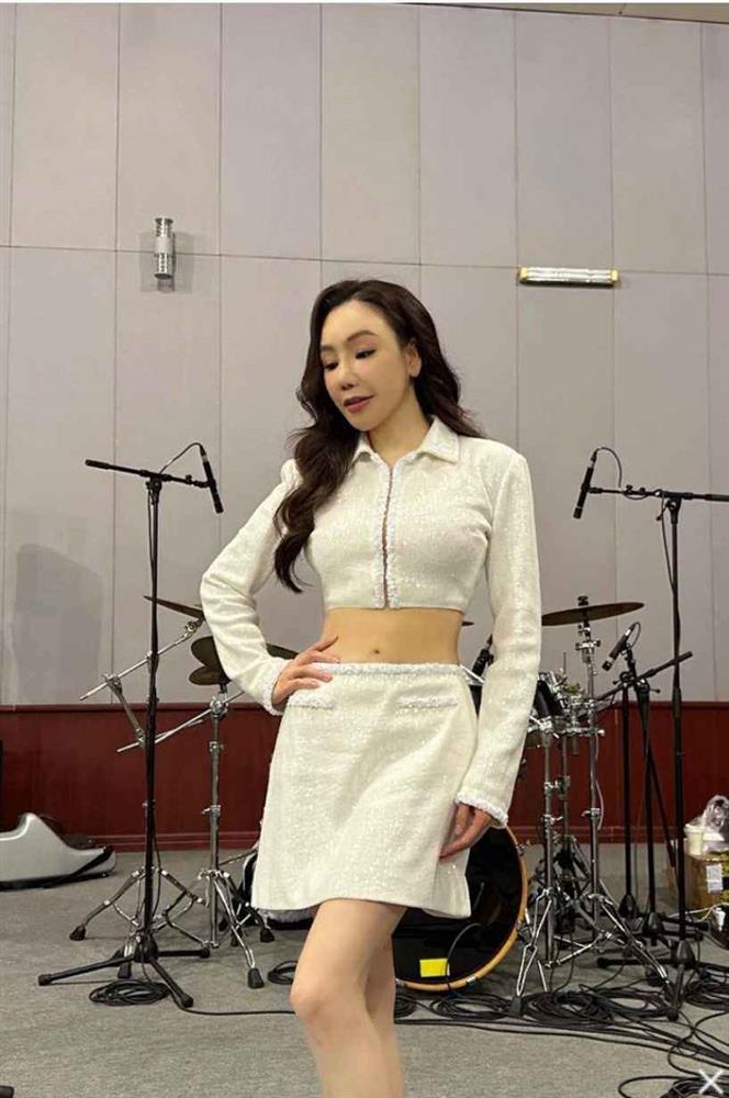 Hồ Quỳnh Hương 43 tuổi sở hữu body thon thả, eo 60cm đẹp hơn cả thời con gái-2