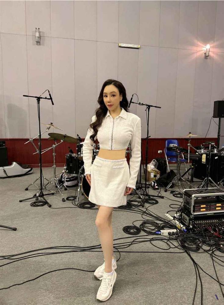 Hồ Quỳnh Hương 43 tuổi sở hữu body thon thả, eo 60cm đẹp hơn cả thời con gái-1