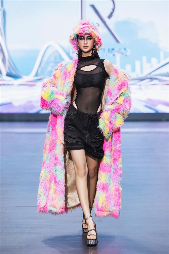 Vũ Thu Phương, Khánh Vân diện trang phục nặng chục kg-2