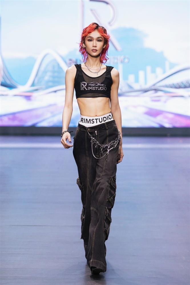 Vũ Thu Phương, Khánh Vân diện trang phục nặng chục kg-3