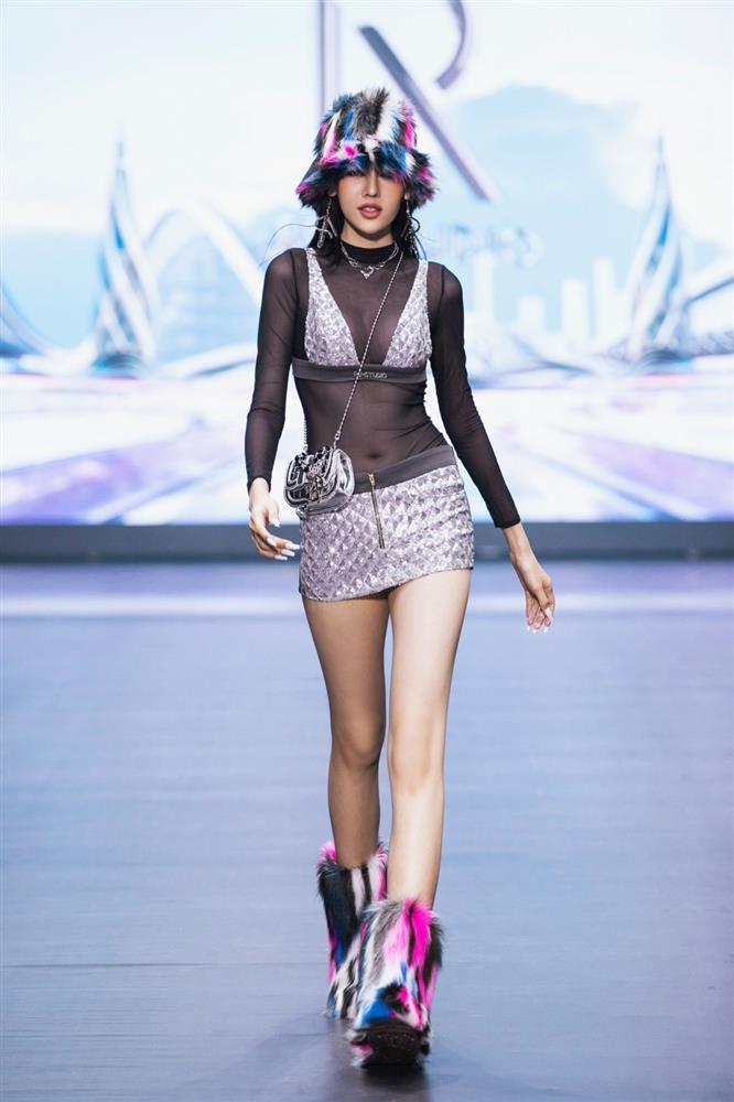 Vũ Thu Phương, Khánh Vân diện trang phục nặng chục kg-4