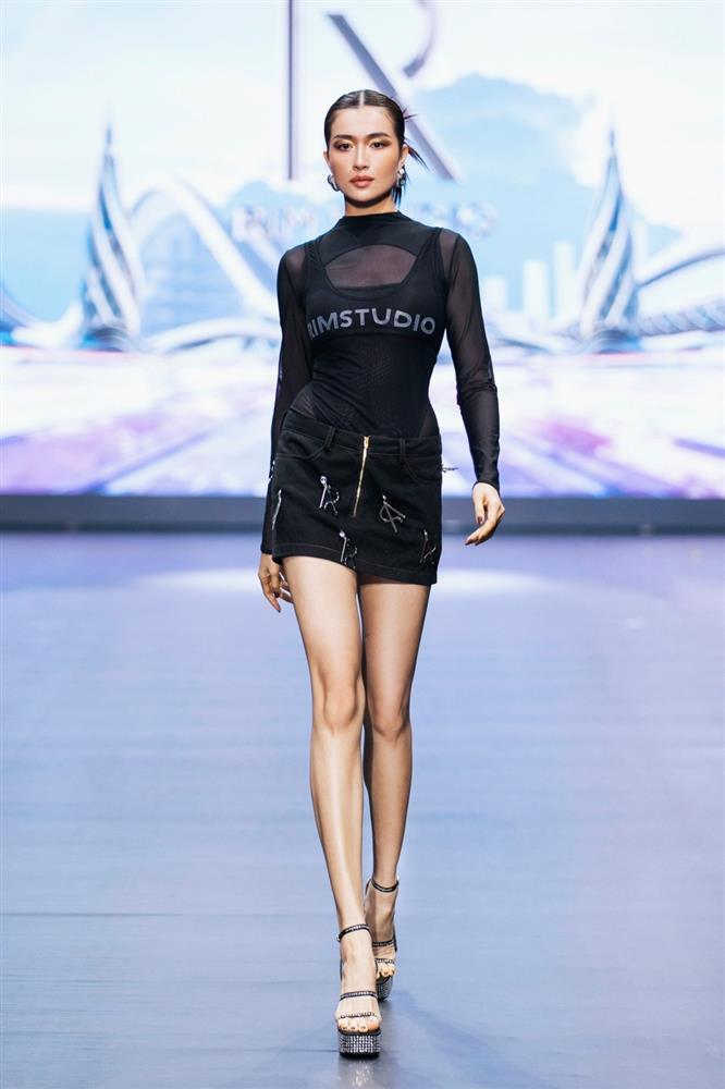 Vũ Thu Phương, Khánh Vân diện trang phục nặng chục kg-5