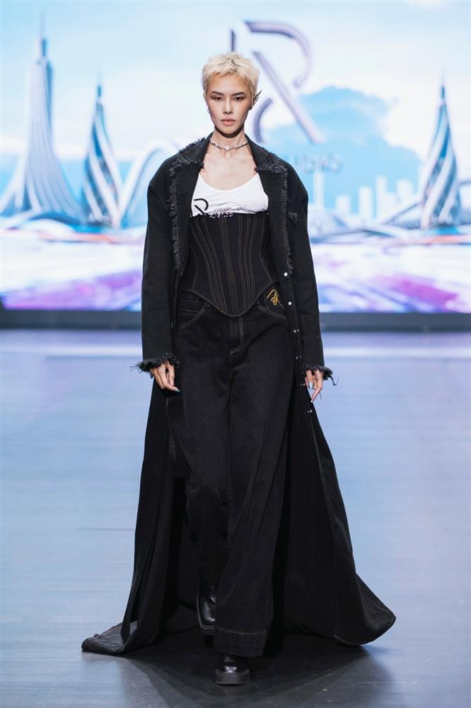 Vũ Thu Phương, Khánh Vân diện trang phục nặng chục kg-6