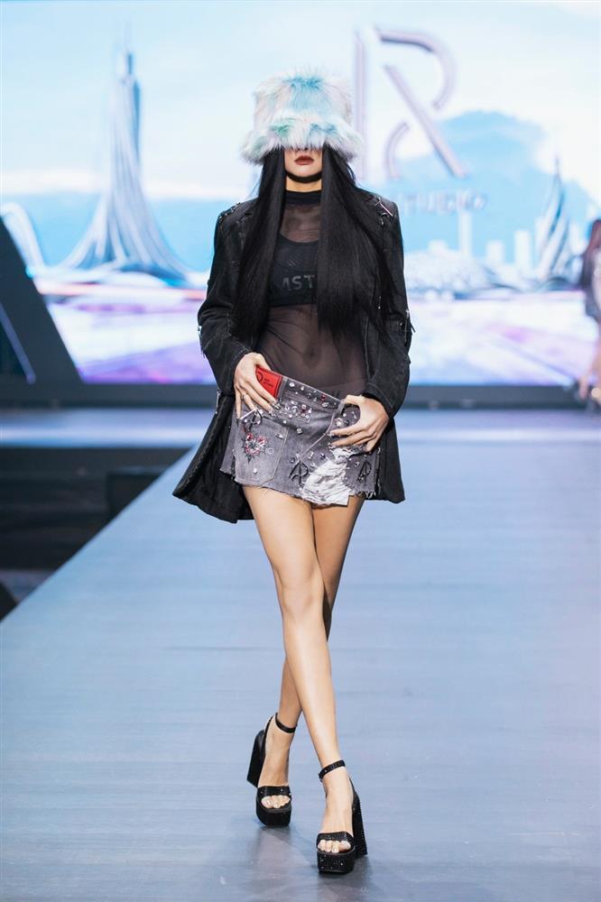 Vũ Thu Phương, Khánh Vân diện trang phục nặng chục kg-7