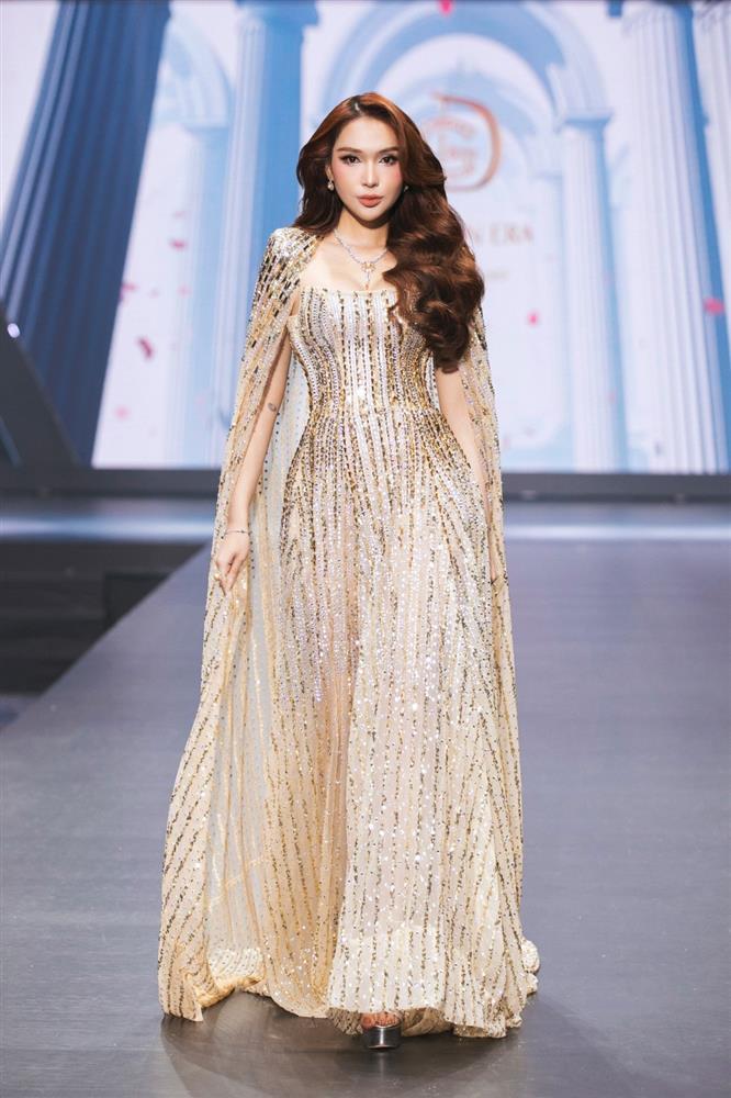 Vũ Thu Phương, Khánh Vân diện trang phục nặng chục kg-10