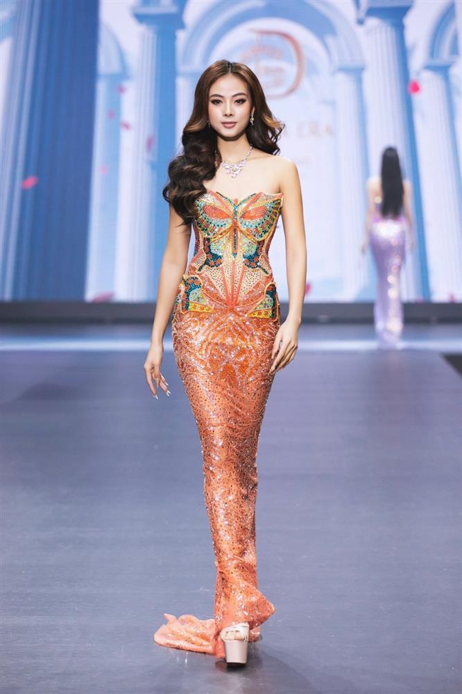 Vũ Thu Phương, Khánh Vân diện trang phục nặng chục kg-12