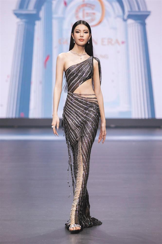 Vũ Thu Phương, Khánh Vân diện trang phục nặng chục kg-13