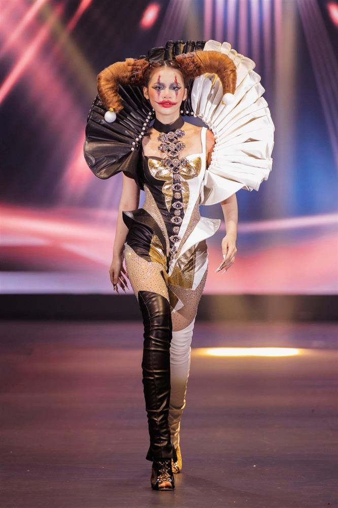 Vũ Thu Phương, Khánh Vân diện trang phục nặng chục kg-17