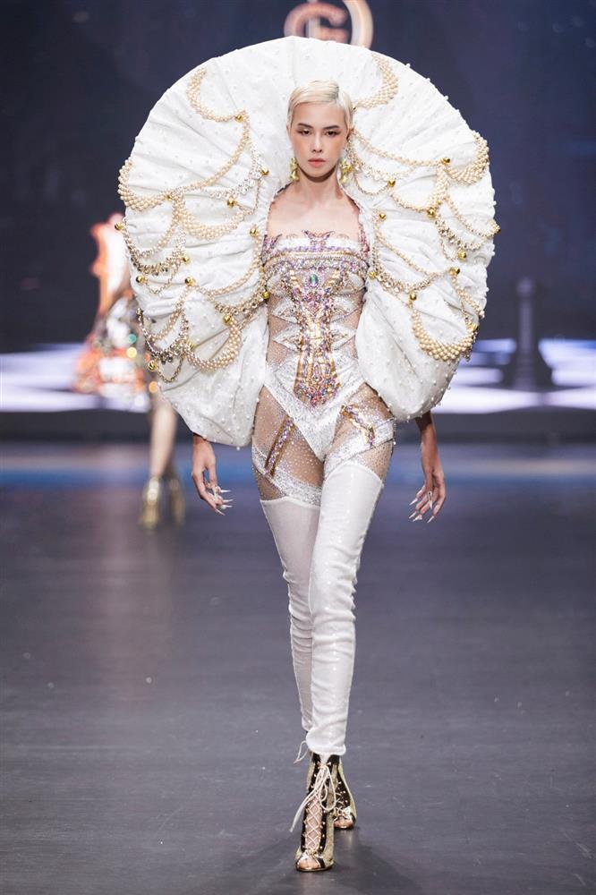 Vũ Thu Phương, Khánh Vân diện trang phục nặng chục kg-18