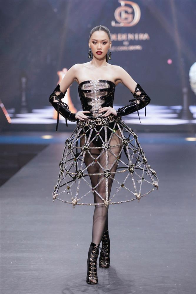 Vũ Thu Phương, Khánh Vân diện trang phục nặng chục kg-19