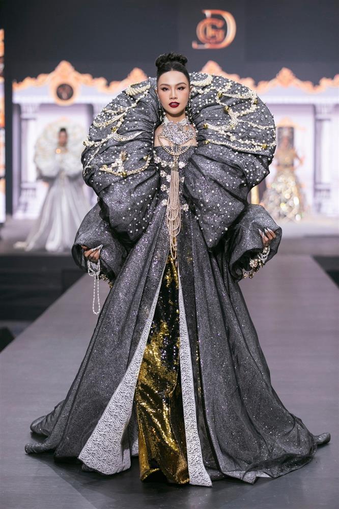 Vũ Thu Phương, Khánh Vân diện trang phục nặng chục kg-20