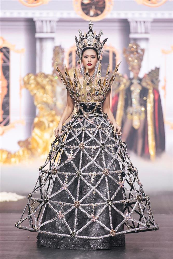 Vũ Thu Phương, Khánh Vân diện trang phục nặng chục kg-24