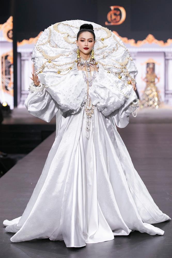 Vũ Thu Phương, Khánh Vân diện trang phục nặng chục kg-28