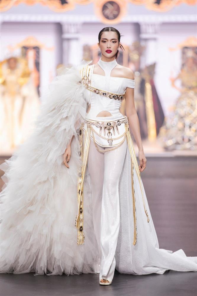 Vũ Thu Phương, Khánh Vân diện trang phục nặng chục kg-29