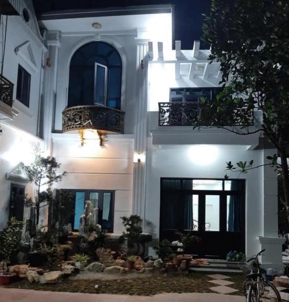 Sao Việt báo hiếu: Phong cách đối lập nhà Hòa Minzy và Mạc Văn Khoa tặng bố mẹ-1