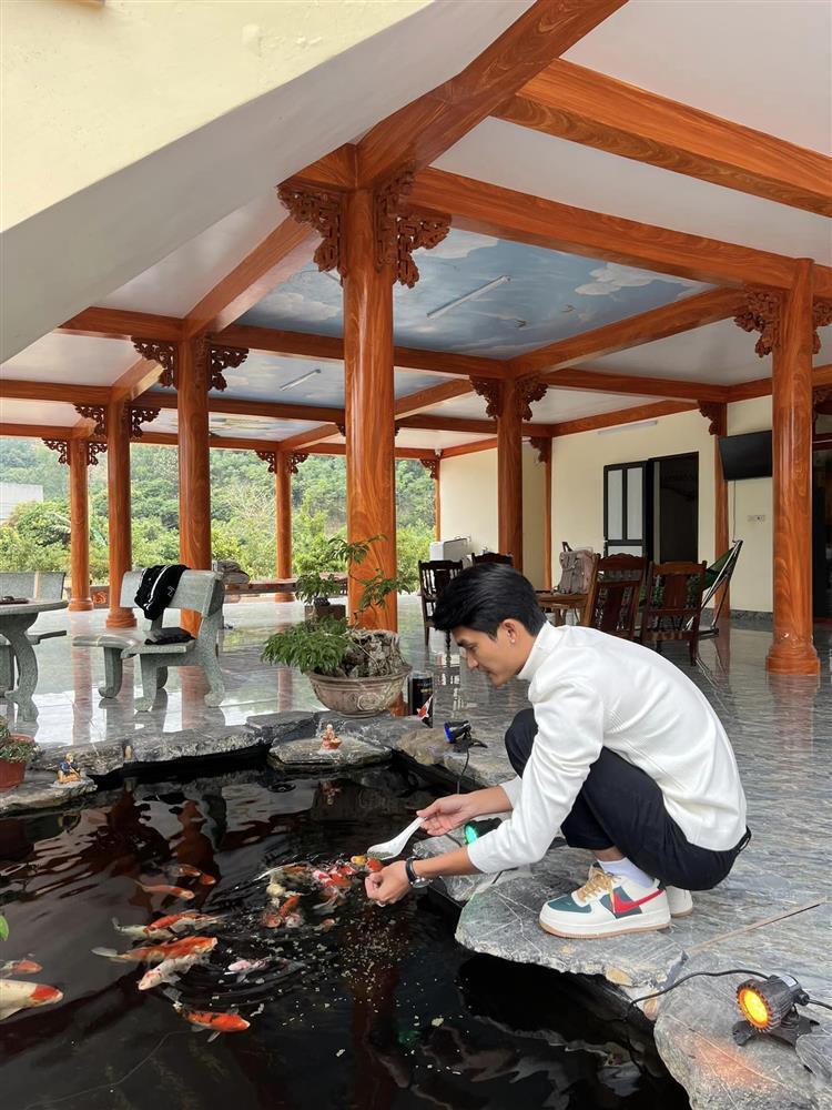 Sao Việt báo hiếu: Phong cách đối lập nhà Hòa Minzy và Mạc Văn Khoa tặng bố mẹ-4