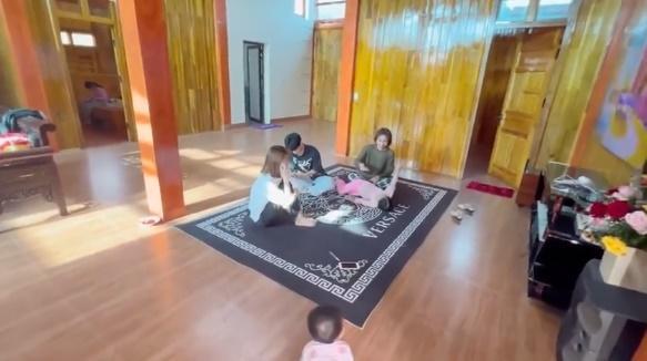 Sao Việt báo hiếu: Phong cách đối lập nhà Hòa Minzy và Mạc Văn Khoa tặng bố mẹ-8