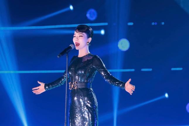 Lâm Bảo Châu bị lộ phản ứng lạ khi xem Lệ Quyên hát: Là thờ ơ hay mệt mỏi?-1