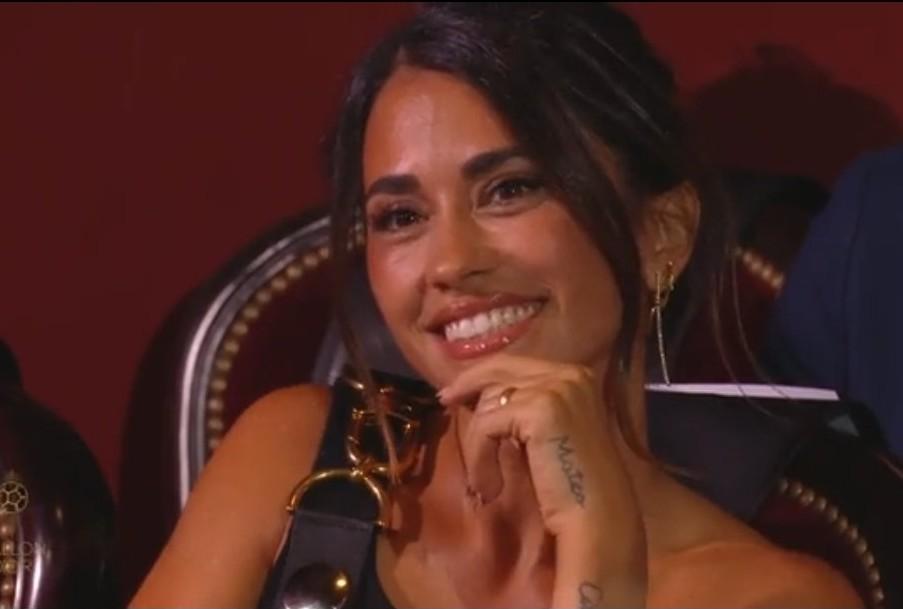 Vợ Messi diện váy trễ nải đến cổ vũ chồng giành Quả bóng vàng lần thứ 8-3