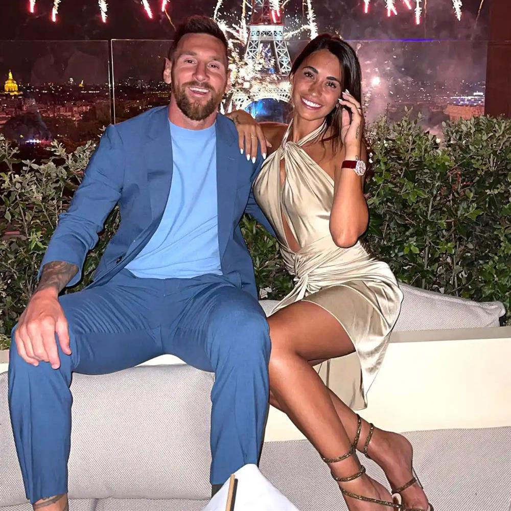 Vợ Messi diện váy trễ nải đến cổ vũ chồng giành Quả bóng vàng lần thứ 8-5