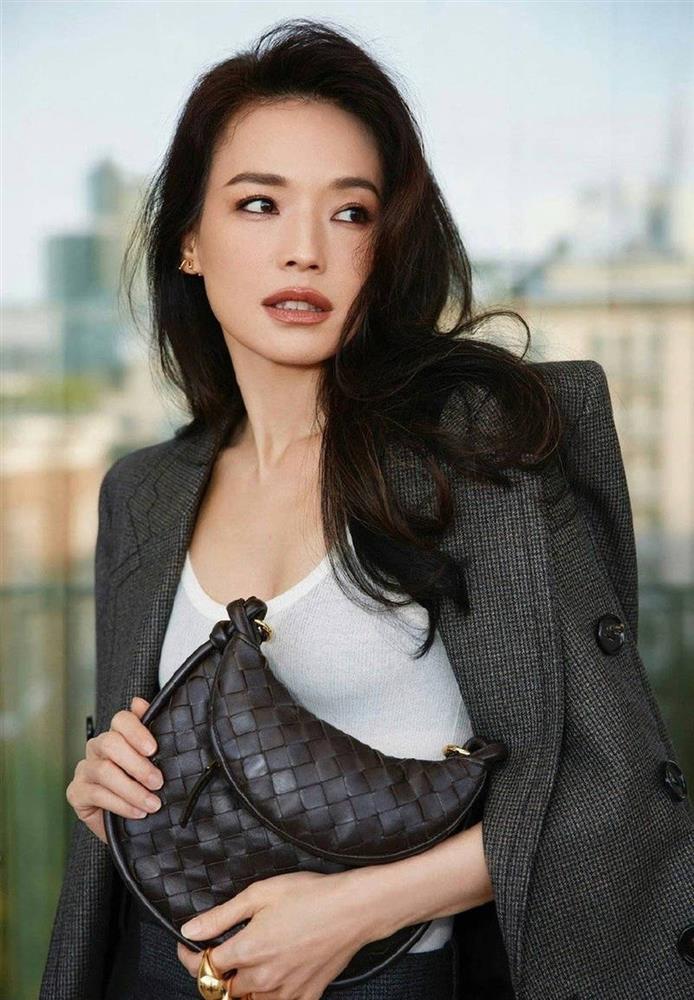 Thư Kỳ ở tuổi U50 được khen quyến rũ, sở hữu vóc dáng như tượng tạc-1