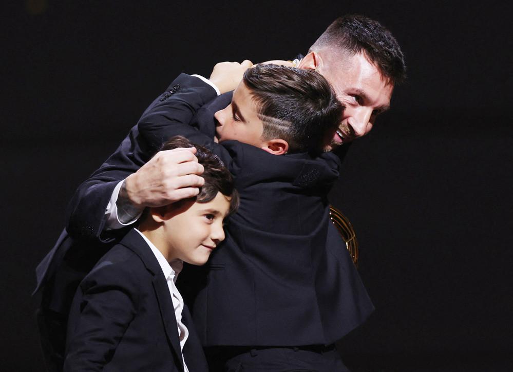 Messi tặng ngay Quả bóng vàng cho con trai-4