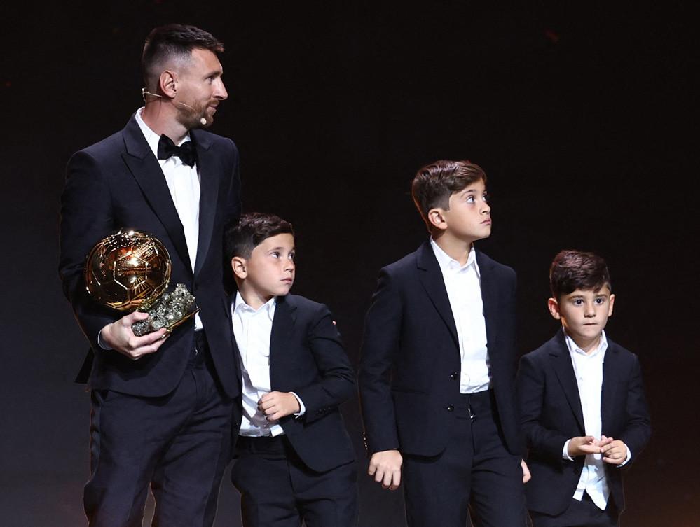 Messi tặng ngay Quả bóng vàng cho con trai-5