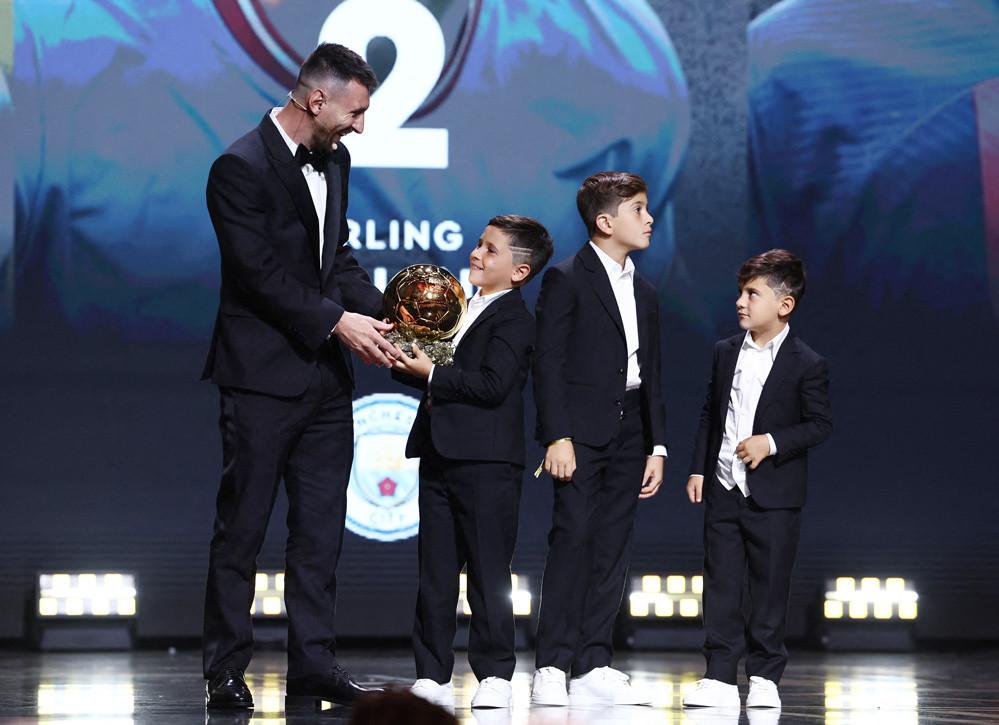 Messi tặng ngay Quả bóng vàng cho con trai-6