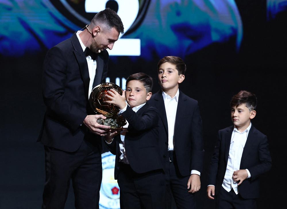 Messi tặng ngay Quả bóng vàng cho con trai-7