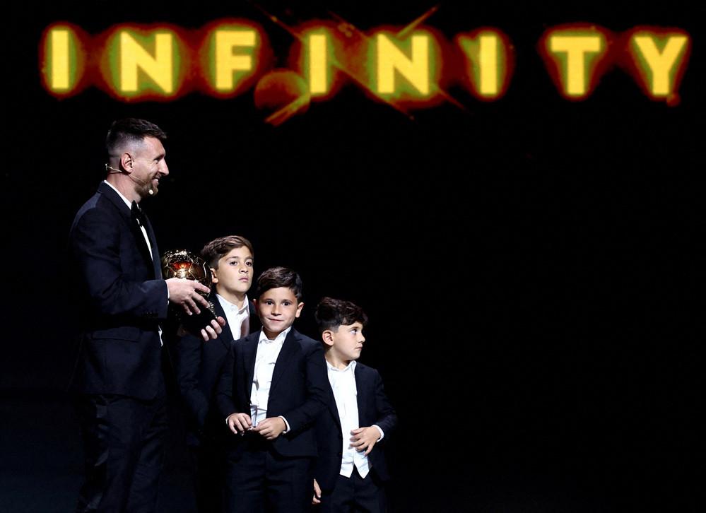 Messi tặng ngay Quả bóng vàng cho con trai-8