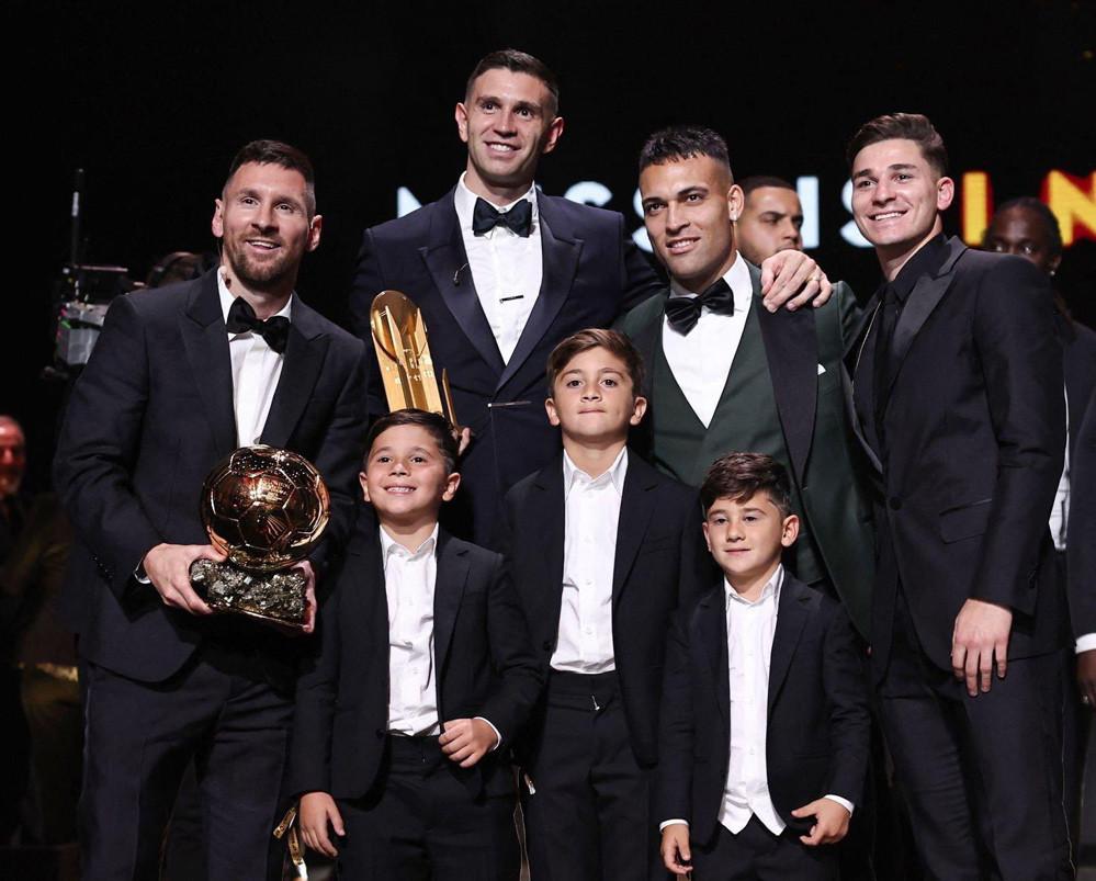 Messi tặng ngay Quả bóng vàng cho con trai-9