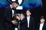 Messi tặng ngay Quả bóng vàng cho con trai