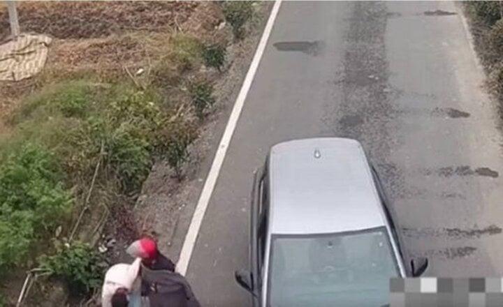 Dùng điện thoại lúc lái xe, người đàn ông khóc hận khi đâm phải mẹ mình-1