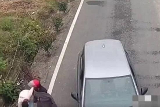 Dùng điện thoại lúc lái xe, người đàn ông khóc hận khi đâm phải mẹ mình