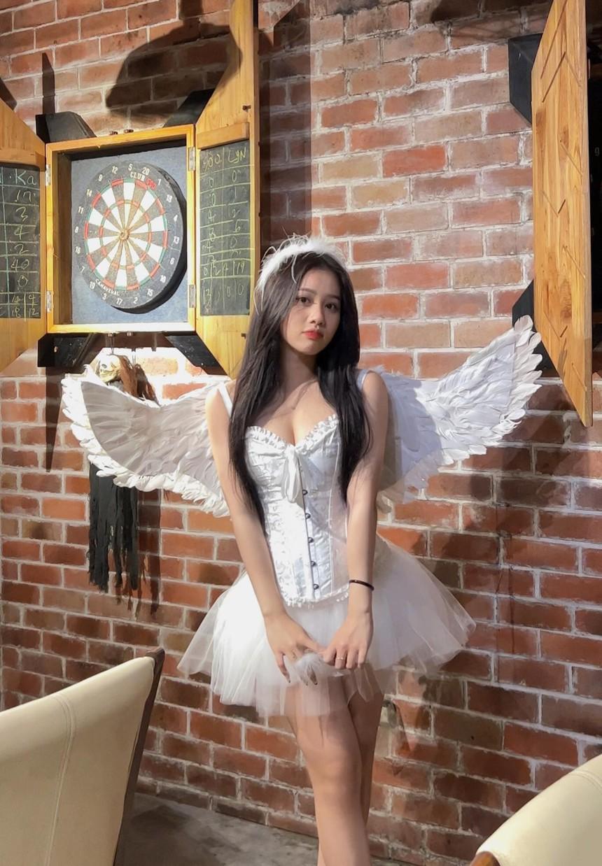 Bạn gái hóa thiên thần gợi cảm đón Halloween, Nhâm Mạnh Dũng có phản ứng bất ngờ-1