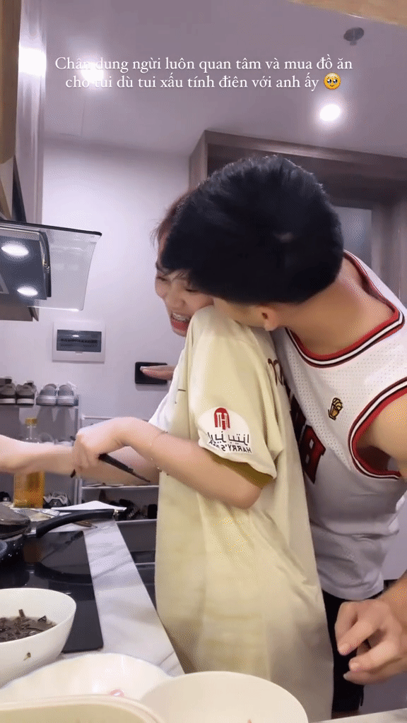 Bạn gái hóa thiên thần gợi cảm đón Halloween, Nhâm Mạnh Dũng có phản ứng bất ngờ-2