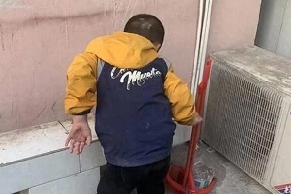 Mặc kệ con nhỏ ngã trên đường đầy xe cộ, chồng nổi điên cố lôi vợ ra khỏi ô tô-3