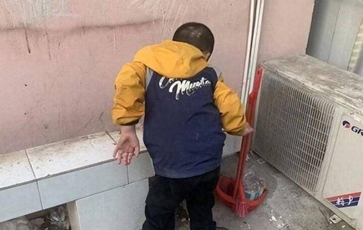 Bị mẹ bạo hành phải cắt 2 bàn chân, bé trai vẫn nhớ thương, mong gặp lại-1