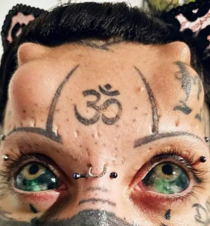 Cô gái khiến nhiều người sợ hãi khi phẫu thuật 20 lần để biến hình thành mèo-2