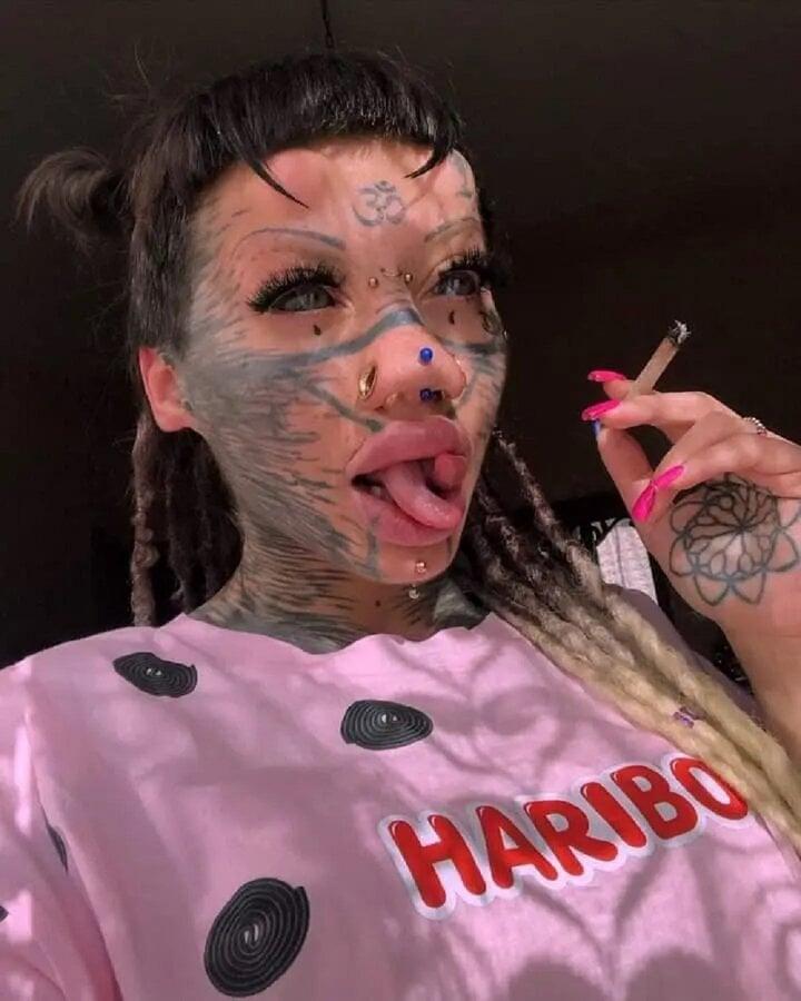 Cô gái khiến nhiều người sợ hãi khi phẫu thuật 20 lần để biến hình thành mèo-1