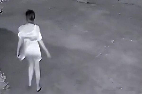 Vợ mất tích 1 tháng, chồng báo cảnh sát nhưng camera tố chuyện sốc nhà hàng xóm-3