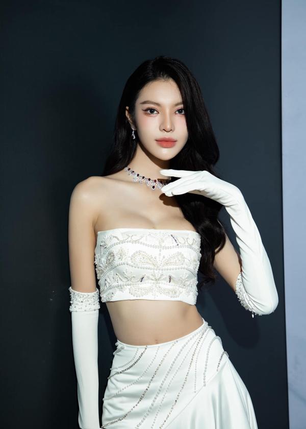 Nhan sắc Á hậu chuyển giới Tường San: Vòng eo con kiến, đôi chân dài nuột nà-1