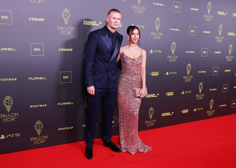 Haaland khoe bạn gái xinh đẹp trên thảm đỏ Ballon dOr-1