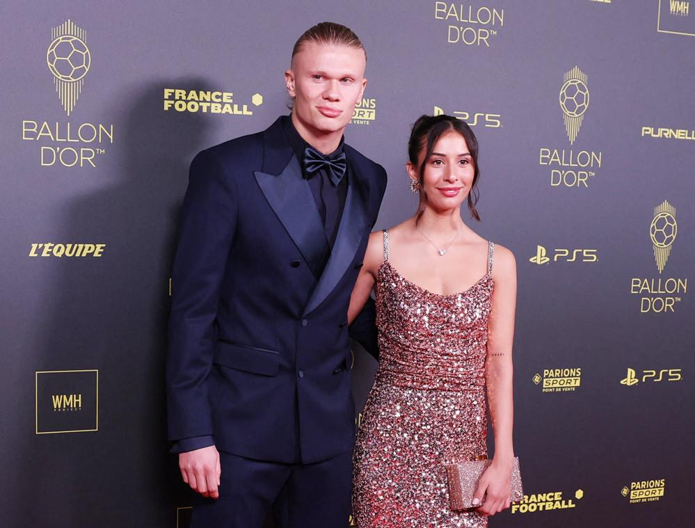 Haaland khoe bạn gái xinh đẹp trên thảm đỏ Ballon dOr-2