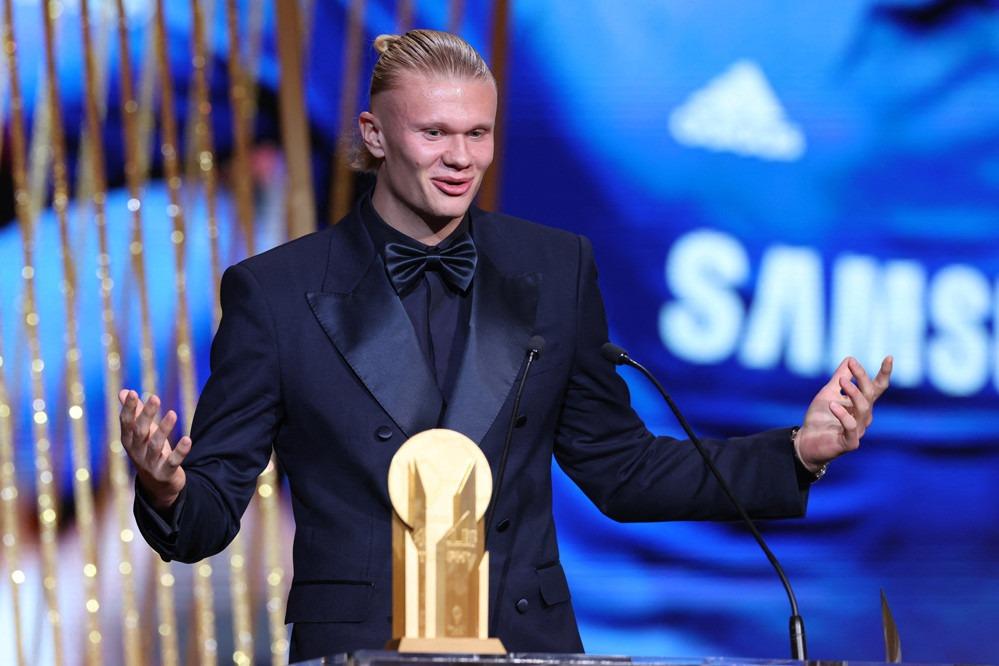 Haaland khoe bạn gái xinh đẹp trên thảm đỏ Ballon dOr-3
