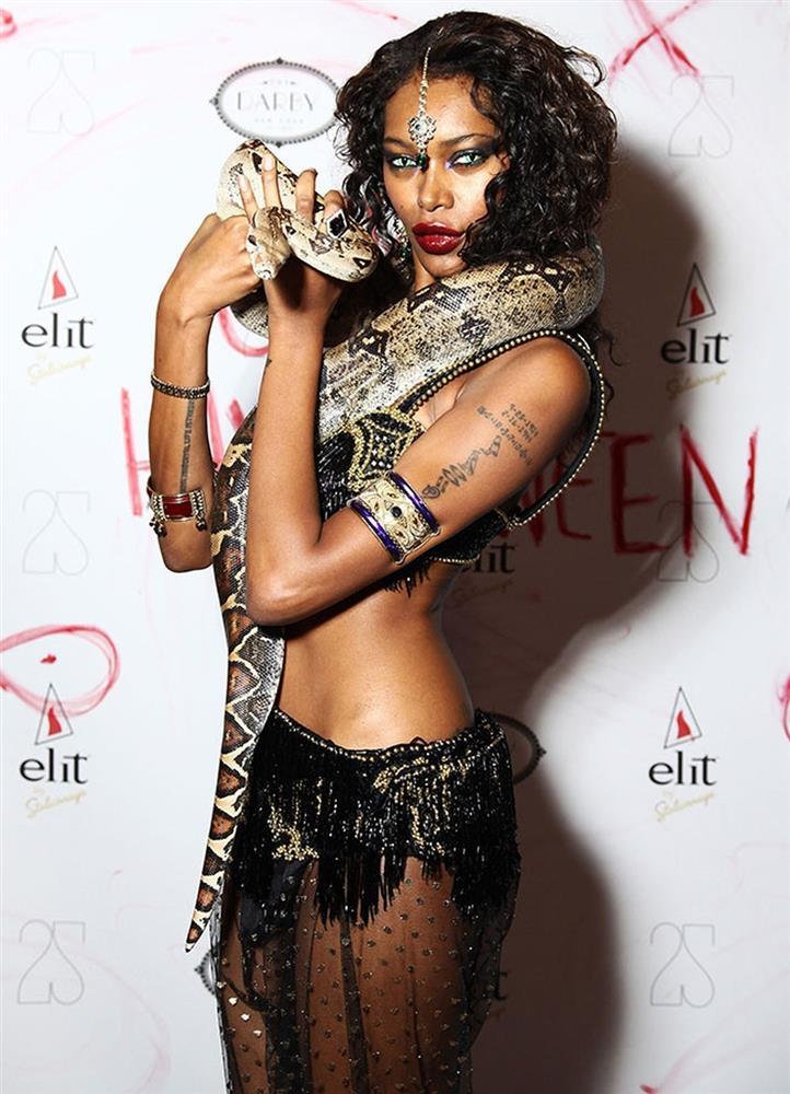 Biến thành sâu, miếng bánh: Dàn sao thế giới làm đủ trò vào dịp Halloween-8