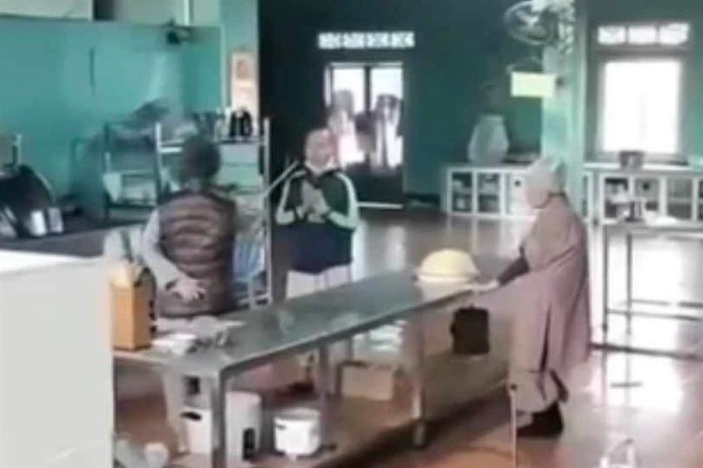 Xôn xao hình ảnh người mặc đồ tu hành chửi, đánh đệ tử-1